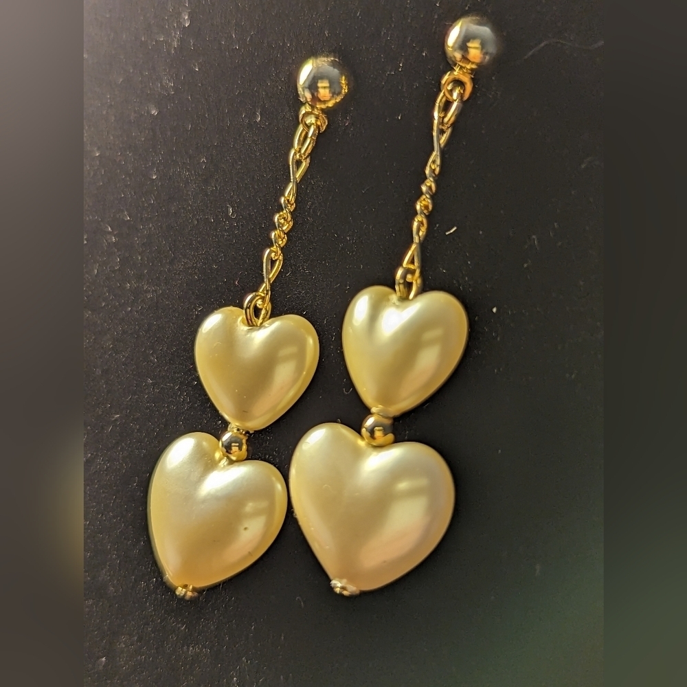 💕 Hearts 2 Faux Pearls Earrings post backs drop dangle pretty Valentine's Day - Picture 5 of 6